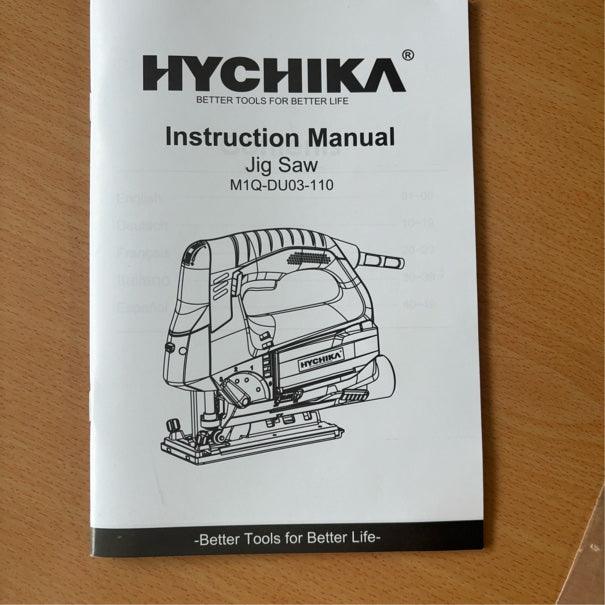 HYCHIKA 800W Decoupeerzaag, Max. Zaagdiepte: 110 mm, 800-3000SPM, 6 instelbare snelheden, 4 snijmodi, kantelhoek ± 45 °, 6 zaagbladen met opbergbox voor zaagblad